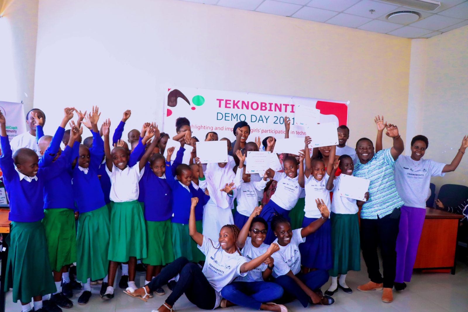 Girls celebrating at the Teknobinti Demo Day