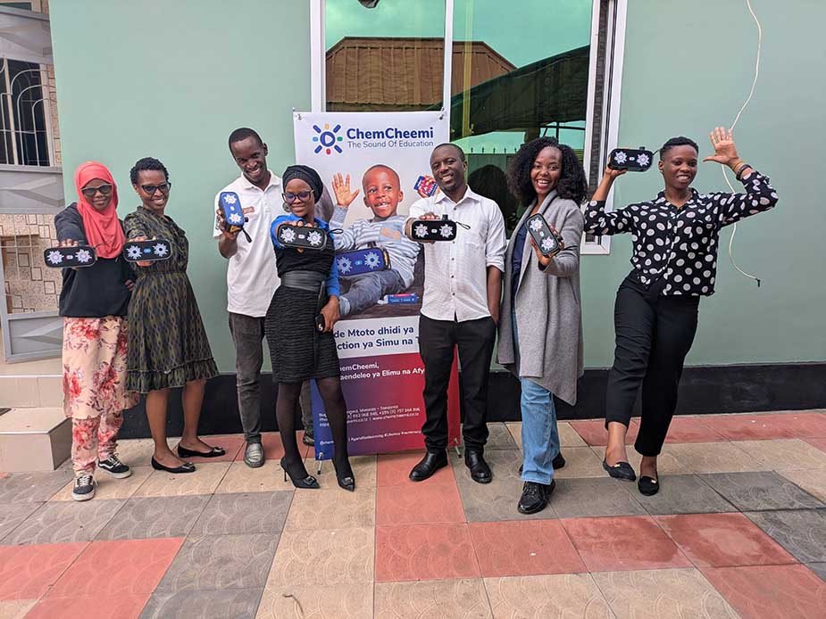 Children learning with ChemCheemi